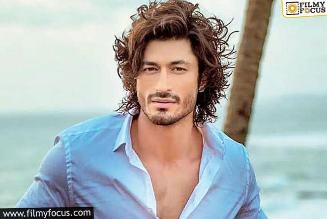 Action Hero Vidyut Jamwal Stops Shooting Mid way to Pose with Third Gender Fans !