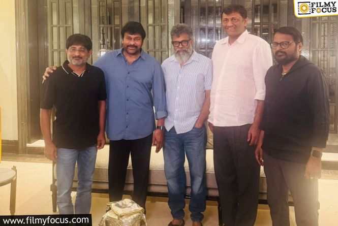 Pushpa 2 Team Seeks Chiranjeevi’s Blessings