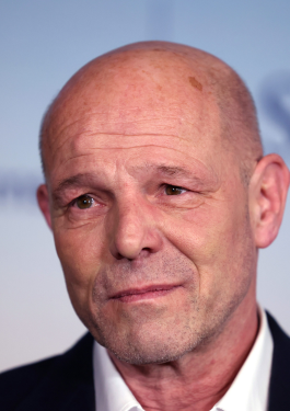 Simon Cellan Jones image